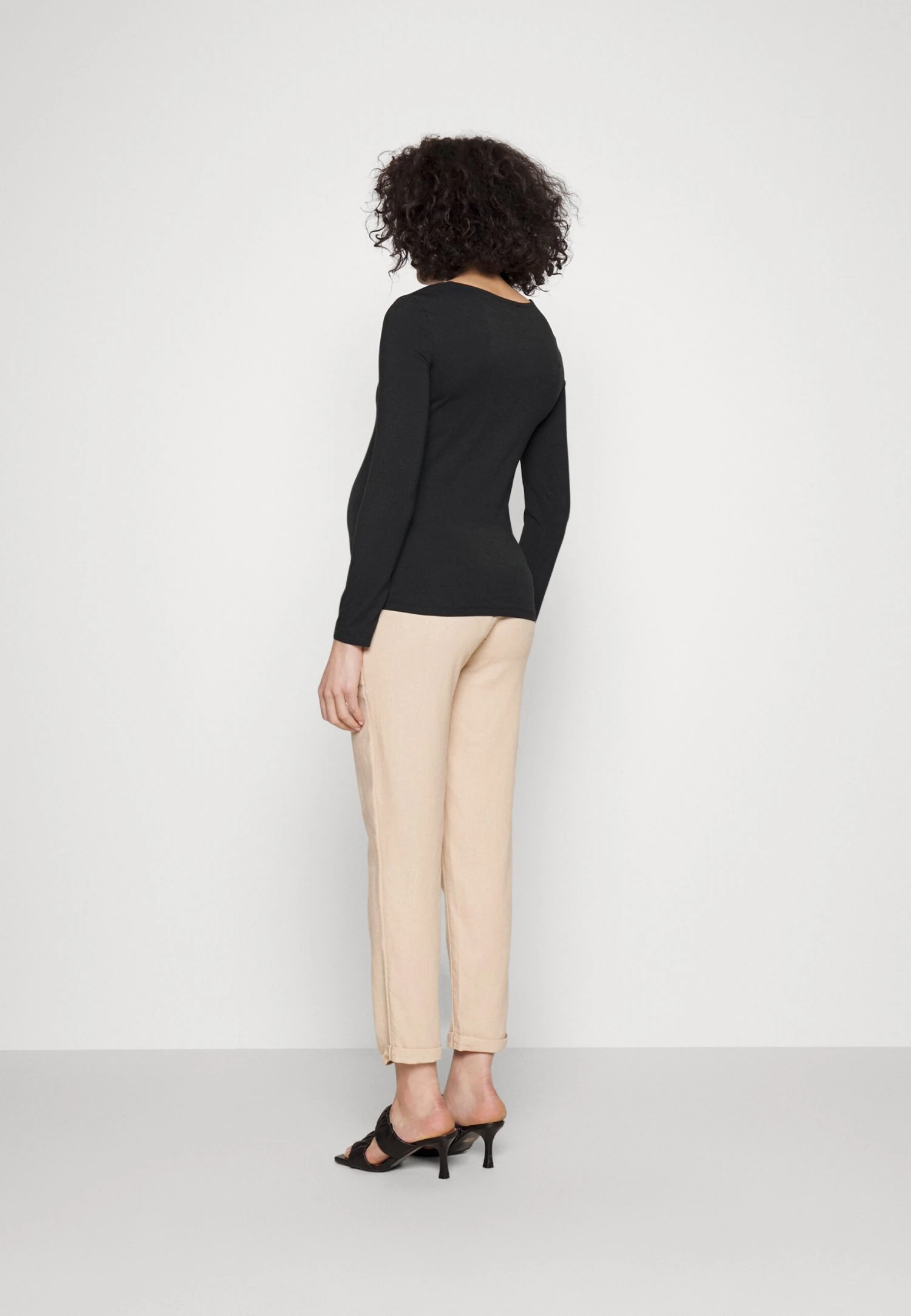 Camiseta De Manga Larga - Black 5 Camiseta De Manga Larga - Black - Image 3